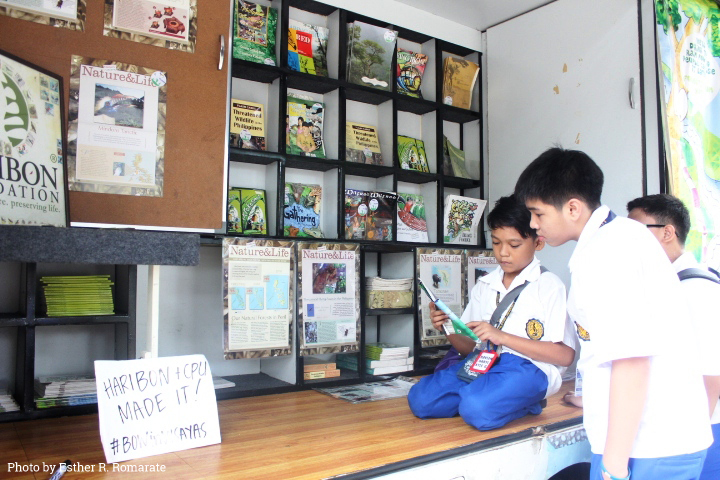 07312016 Children browse picture books inside the Biodiversity on Wheels library photo by Esther R. Romarate