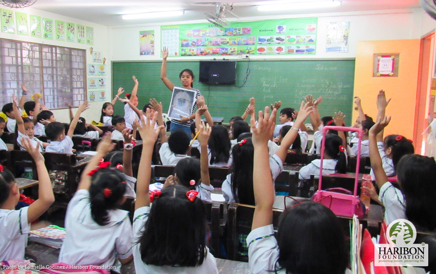 2017 04 28 Lounelle Godinez shows children the importance of the Philippine Eagle or Haring Ibon